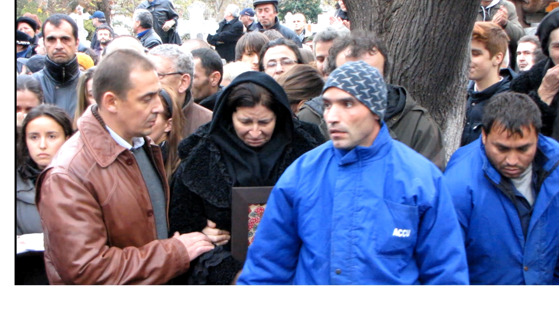 Magda Catone a cedat la finalul ceremoniei, cand sunetul gloantelor a cutremurat linistea din cimitir