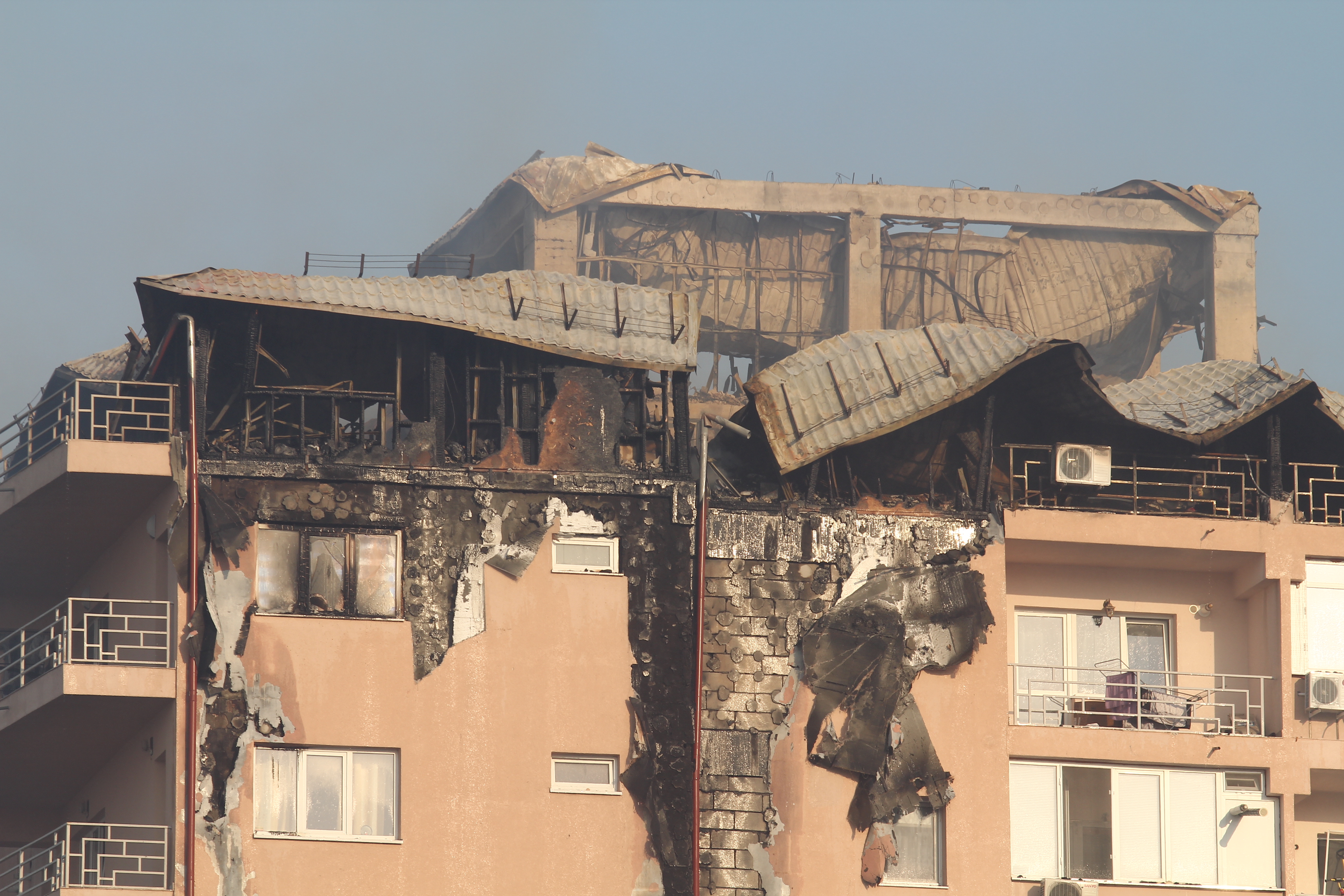 Focul i-a mistuit apartamentul de la mansarda blocului