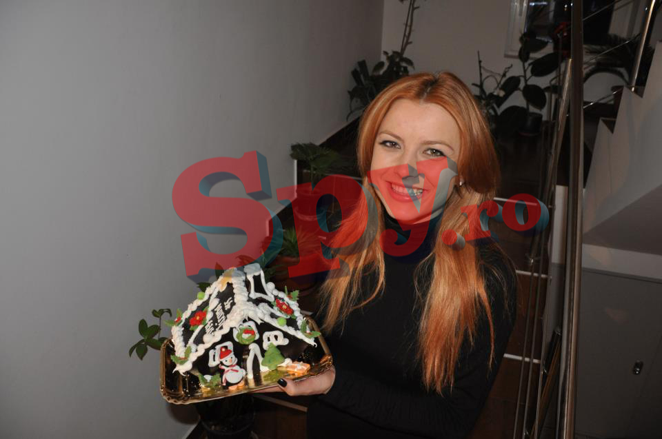 Elena gheorghe s-a fotografiat alaturi de un tort in forma de casa