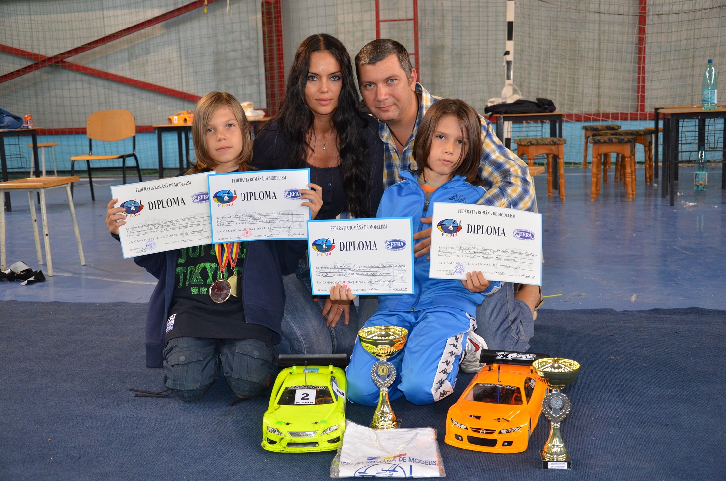 Modelul ne-a spus ca fii sai, Vladimir si Valentin, sunt pasionati de automodelism, iar ei doi sunt campioni la acest sport