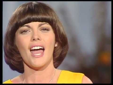 In tinerete, Mireille Mathieu a fost una dintre cele mai frumoase cantarete din Franta foto: youtube.com