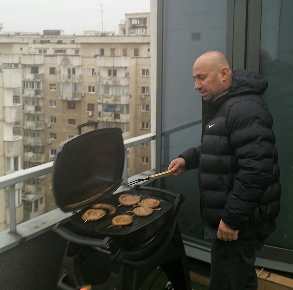 Chef Catalin Scarlatescu a iesit la gratar pe bloc