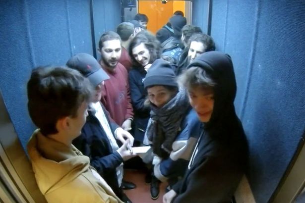 Shia LaBoeuf si-a petrecut o zi intreaga intr-un lift, unde studentii si fanii l-au putut vizita pentru un proiect artistic mai putin obisnuit