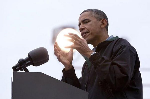 Iluzie optica de exceptie! Presedintele american Barak Obama a prins soarele in maini!