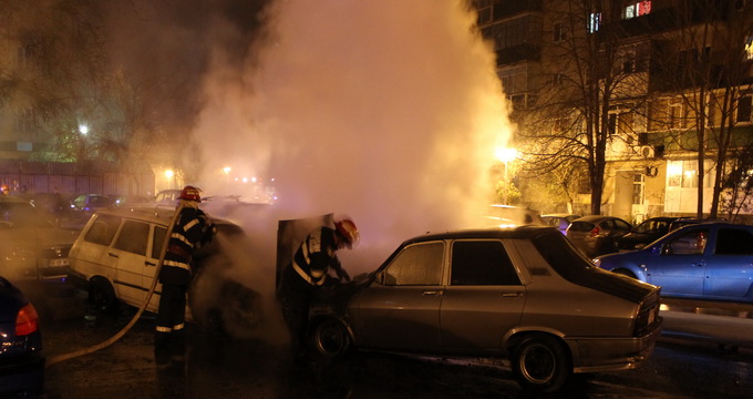 Pompierii au intervenit pentru a stinge incendiul(foto:Marian Din)