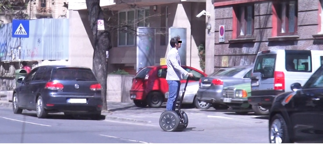 Tanarul cu segway a sfidat soferii de pe Dorobanti!