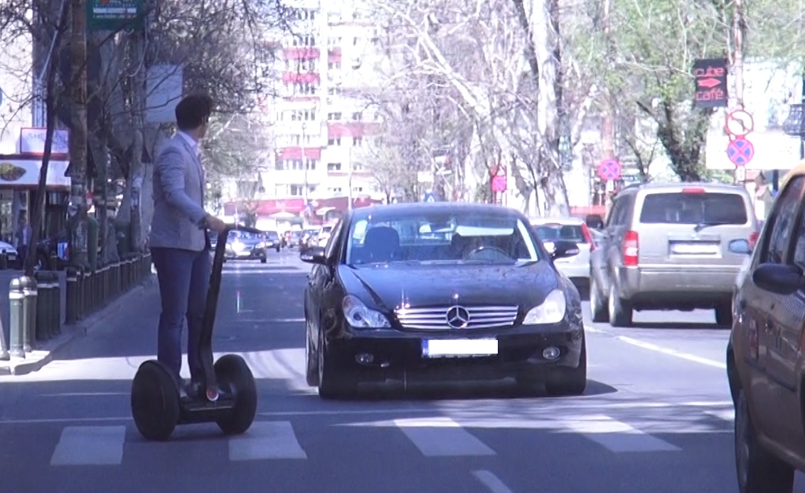 Tanarul cu segway a sfidat soferii de pe Dorobanti!