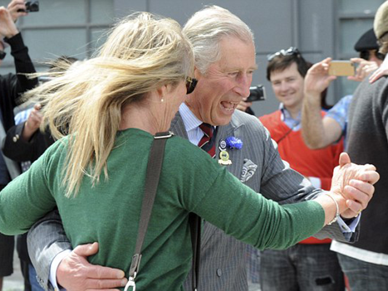 Prinţul Charles, aşa cum nu l-ai mai văzut până acum - dansează în plină stradă, mai ceva ca la nunţile regale!