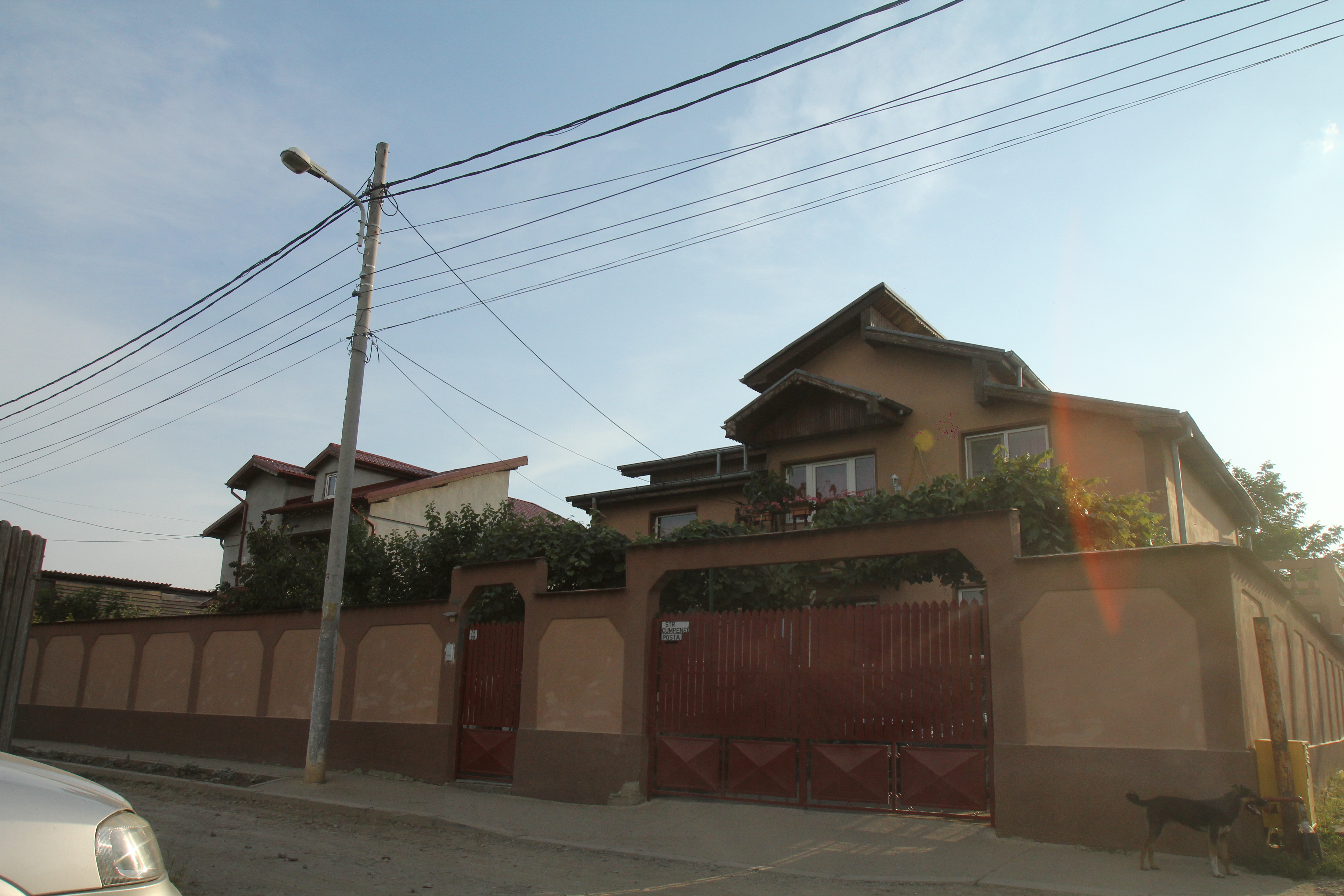 Aceasta este casa pe care George Ciobanu a construit-o in Voluntari