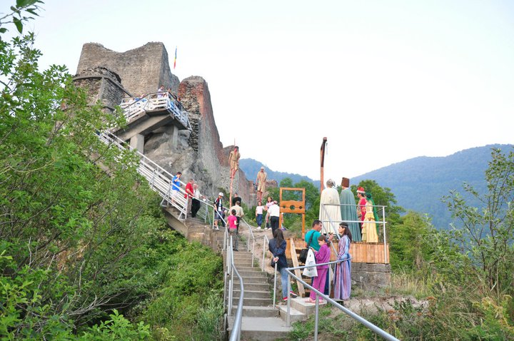 Cetatea Poenari din judetul Arges atrage nu doar turisti, ci si echipe de filmare