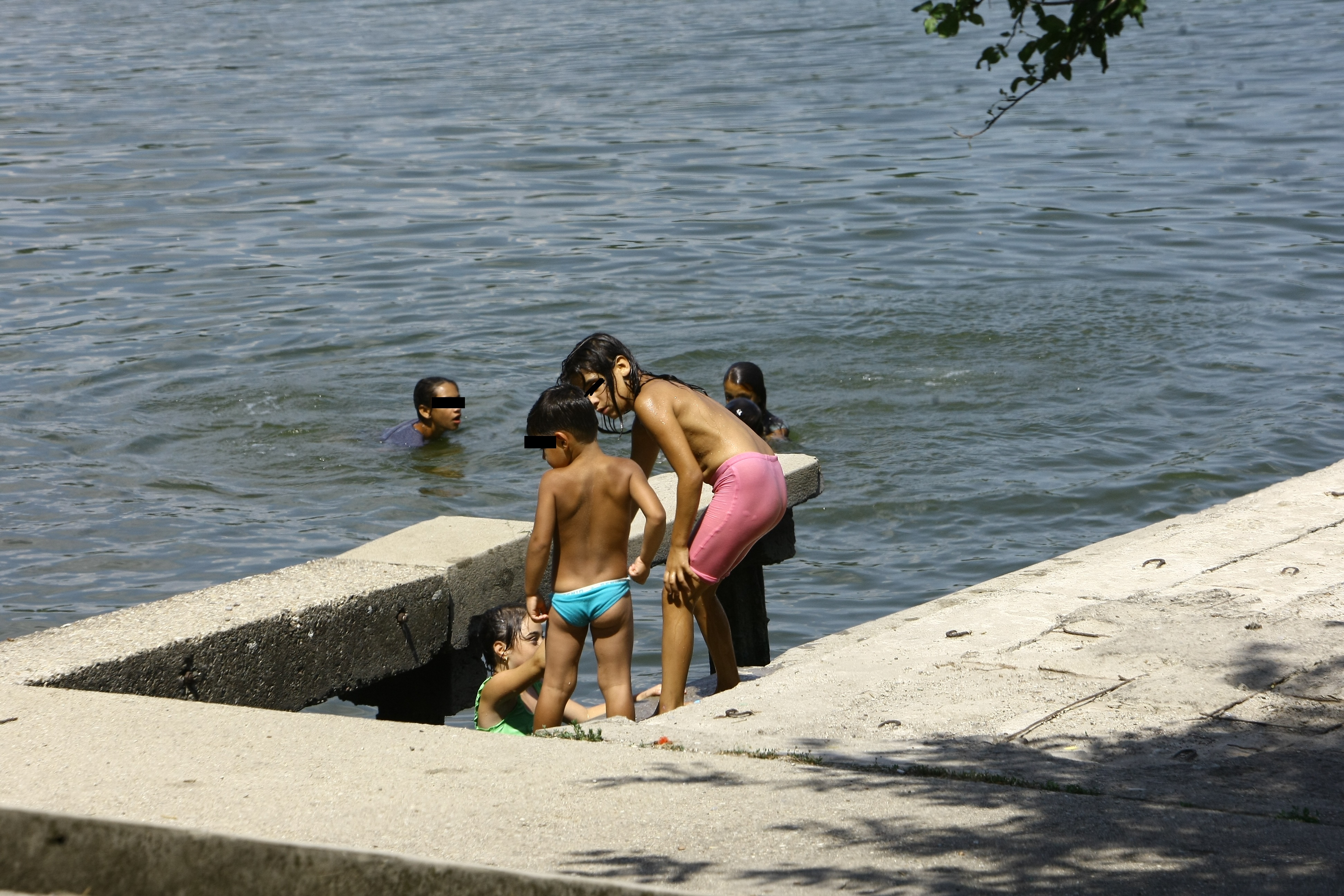 Copiii au fost lasati nesupravegheati pe langa lac