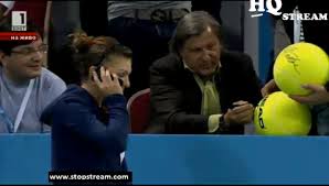 Simona este mai tot timpul incurajata din tribune de Ilie Nastase