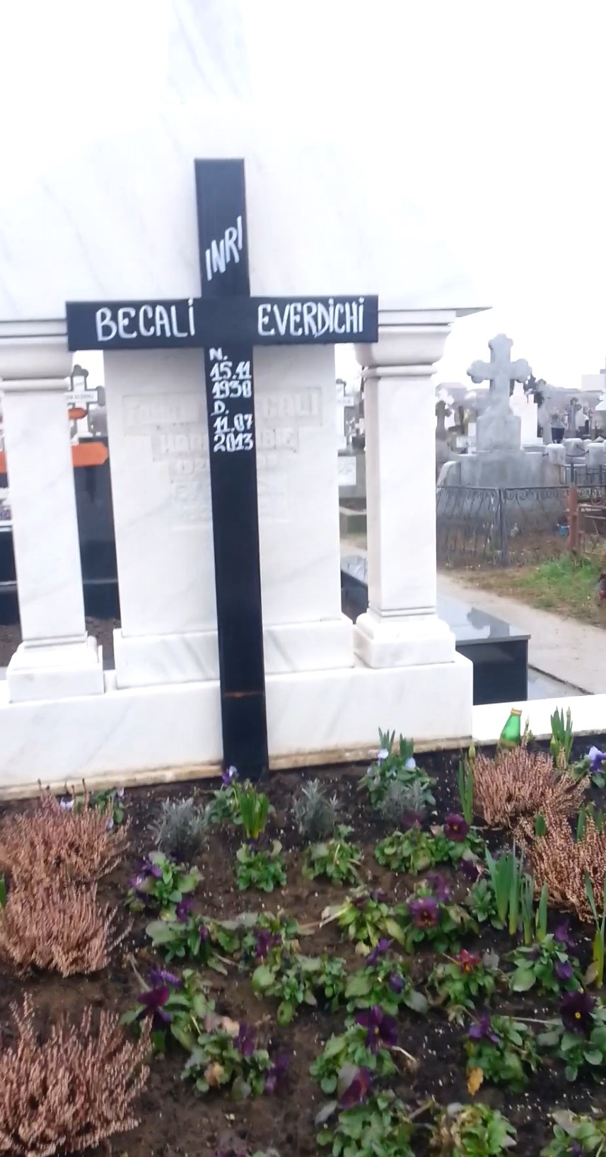 Locul de veci al mamei fratilor Giovani si Victor Becali din cimitirul Pipera