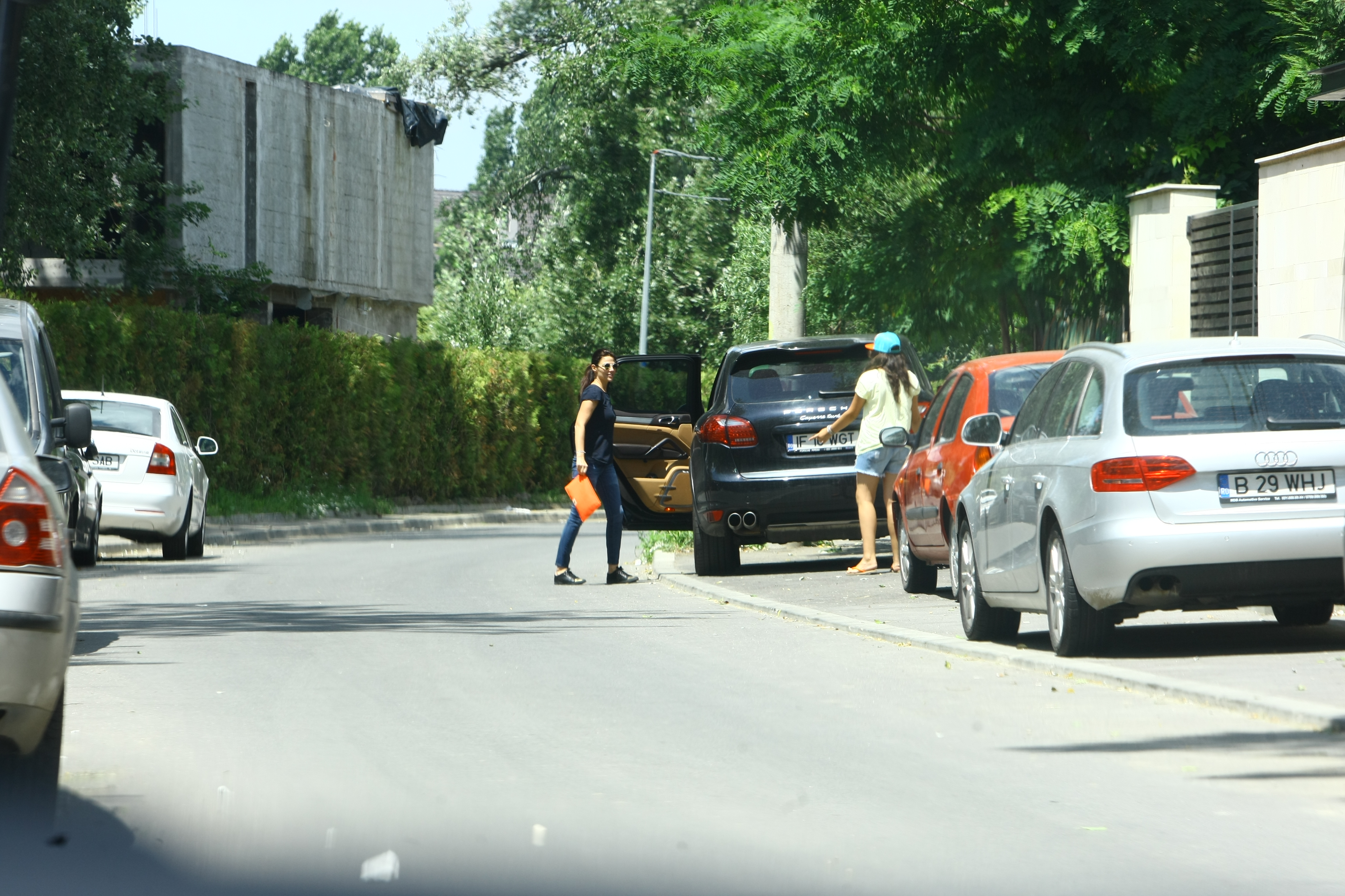 Prezentatoarea a asigurat masina inainte de a intra in vila