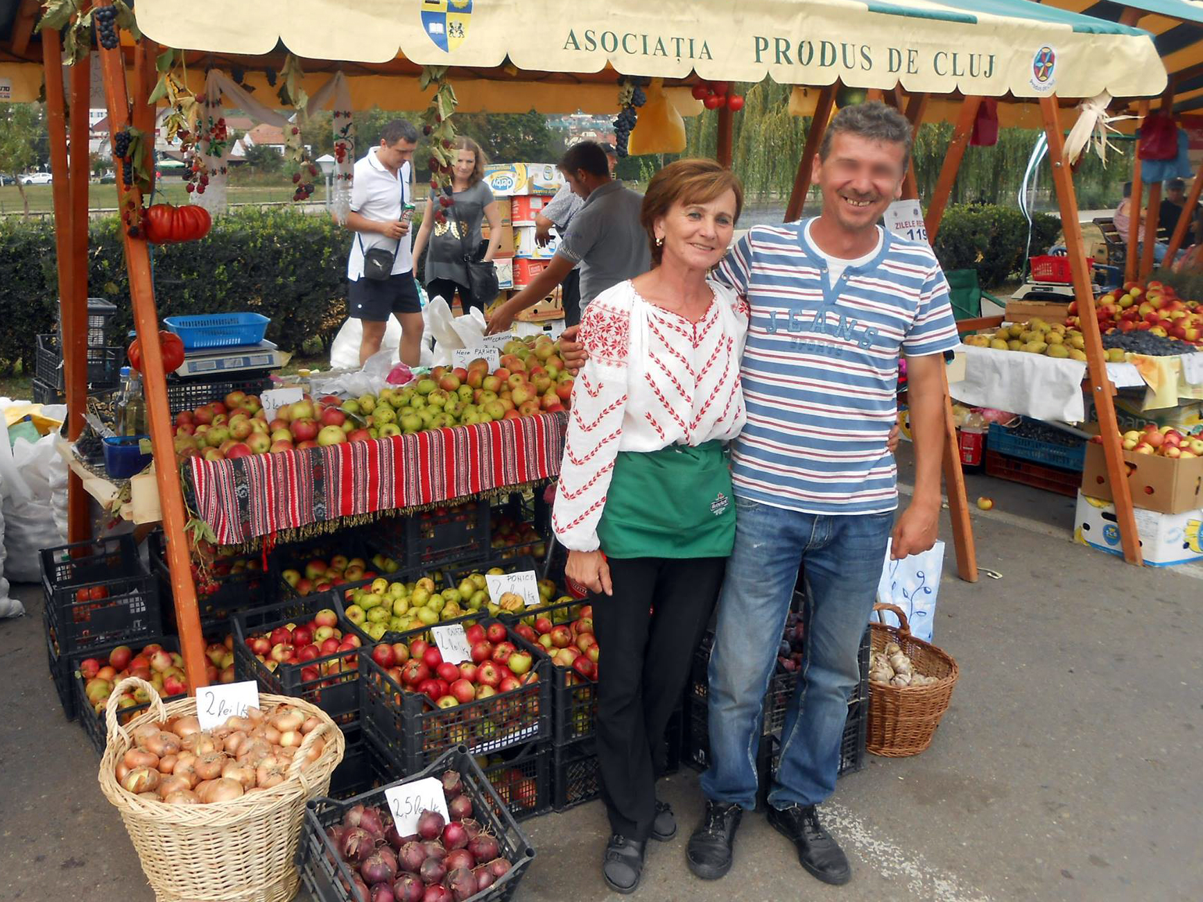 Viorica Luca vinde fructe in piata