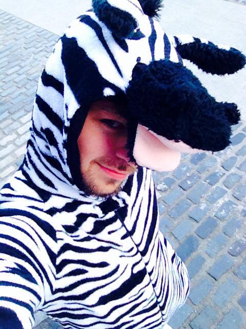 Sosia lui Leo DiCaprio a imbracat un costum de zebra (foto:facebook)