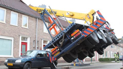 Macaraua s-a prabusit peste o casa (foto:rtvutrecht.nl)