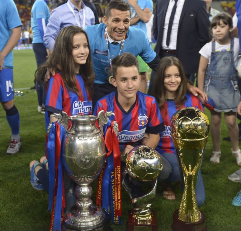 Costel Galca si cei trei copii ai sai. Antrenorul s-a fotografiat cu familia si trofeele pe care le-a castigat la Steaua (sursa foto: gsp.ro)
