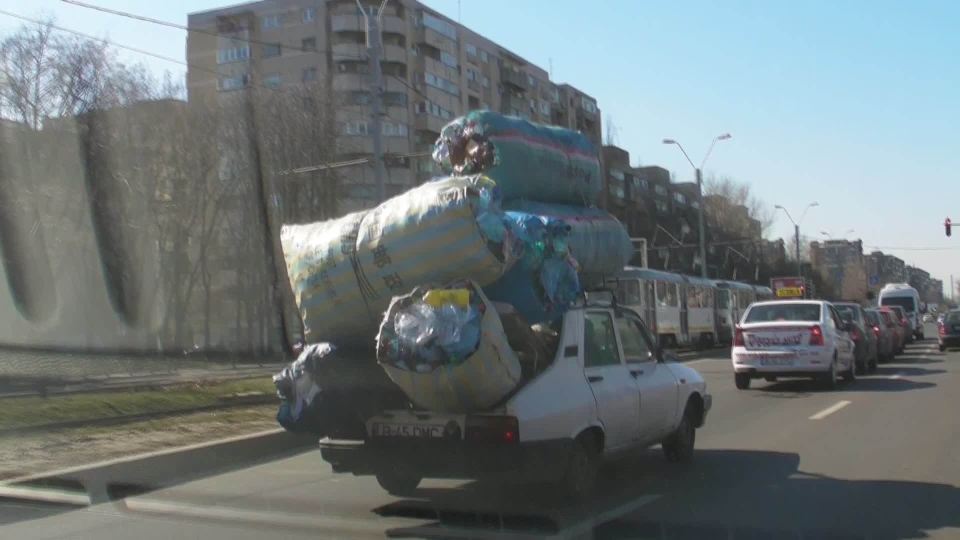 O Dacie batrana a fost burdusita cu saci