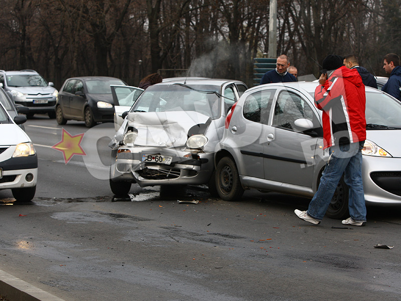 Accident în lanţ în Bucureşti! Patru maşini s-au tamponat în zona Piaţa Presei!