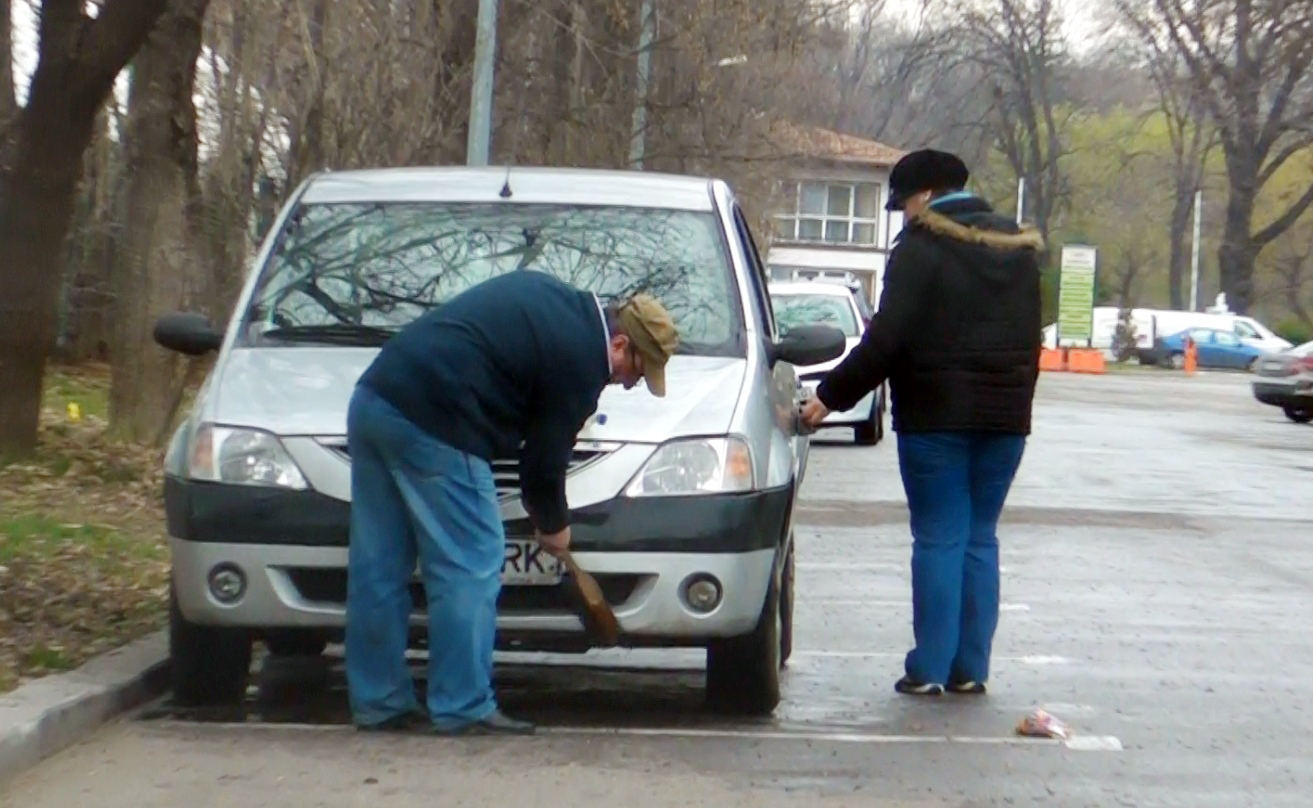 Doi bucuresteni si-au spalat masina in parc