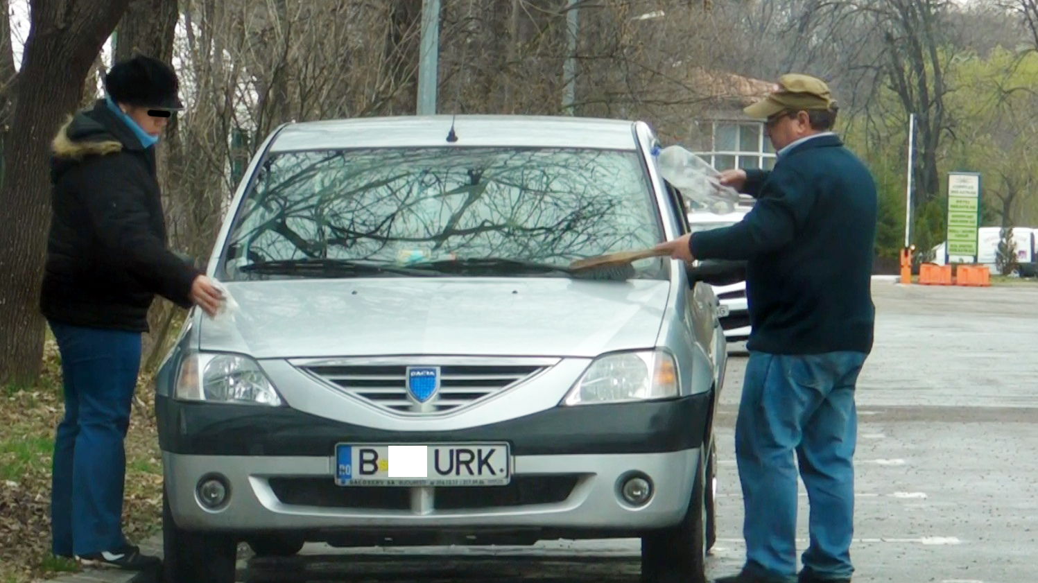 Doi bucuresteni si-au spalat masina in parc