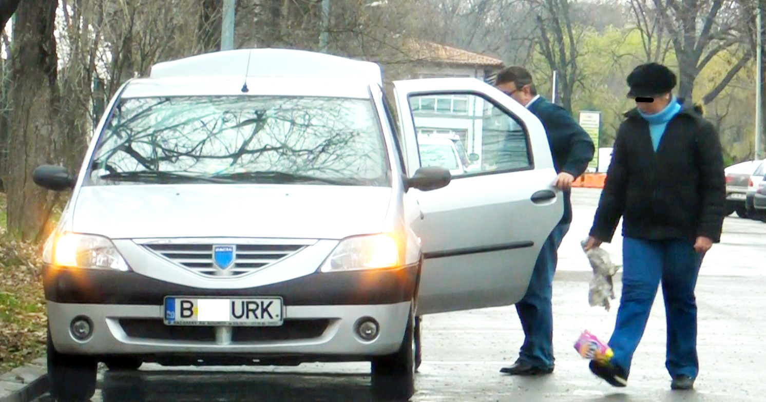 Doi bucuresteni si-au spalat masina in parc