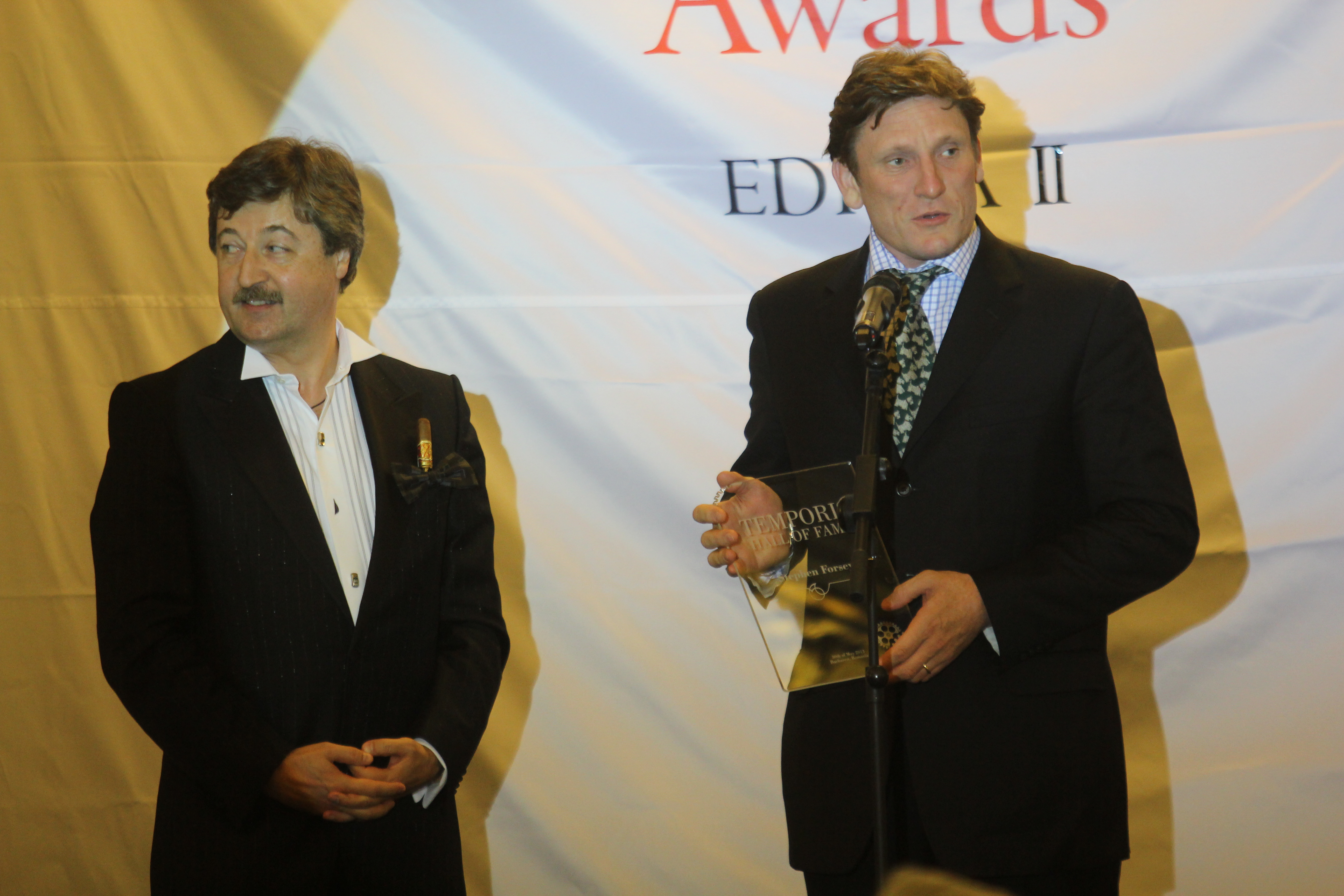 Faimosul ceasornicar (dreapta) a fost premiat la Bucuresti in cadrul galei organizate de Dan Vardie