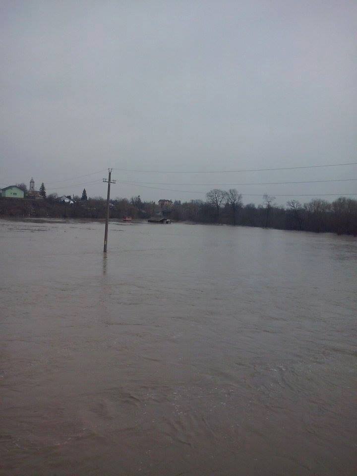 In acest weekend, Neajlovul a iesit din matca, inundand campurile si casele din zona comunei Singureni, judetul Giurgiu