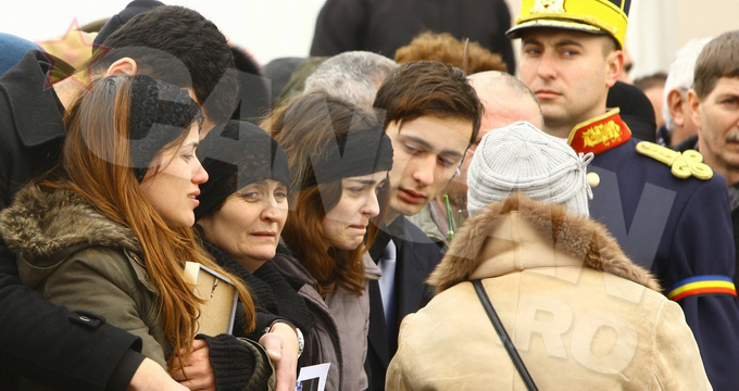 Alex, fratele Aureliei Ion, alaturi de surorile si mama sa de vastati de durere la inmormantarea acesteia