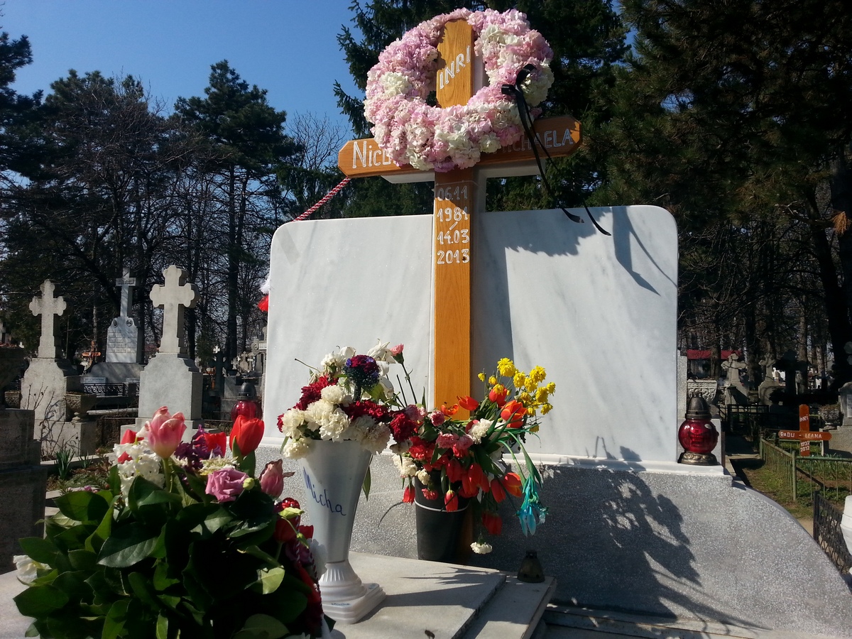 Monumentul funerar este mereu plin de flori si lumanari