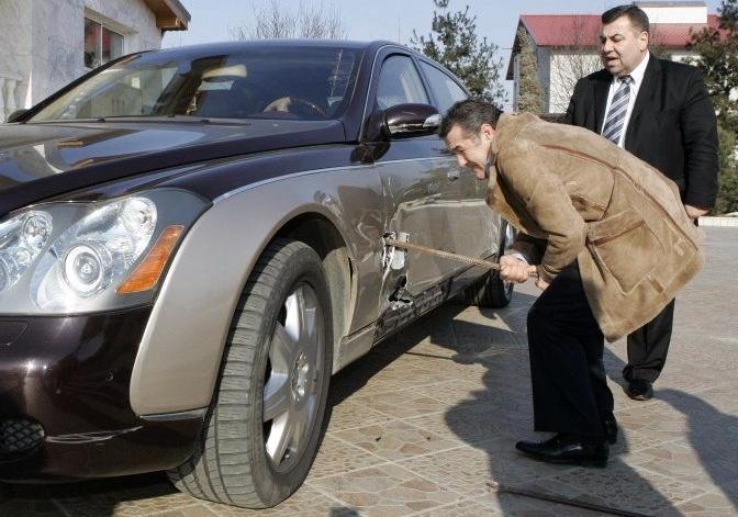 Becali a incercat sa-si repare Maybach-ul cu ranga