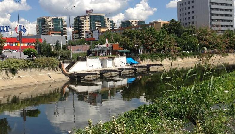 Casa este amplasata chiar deasupra raului