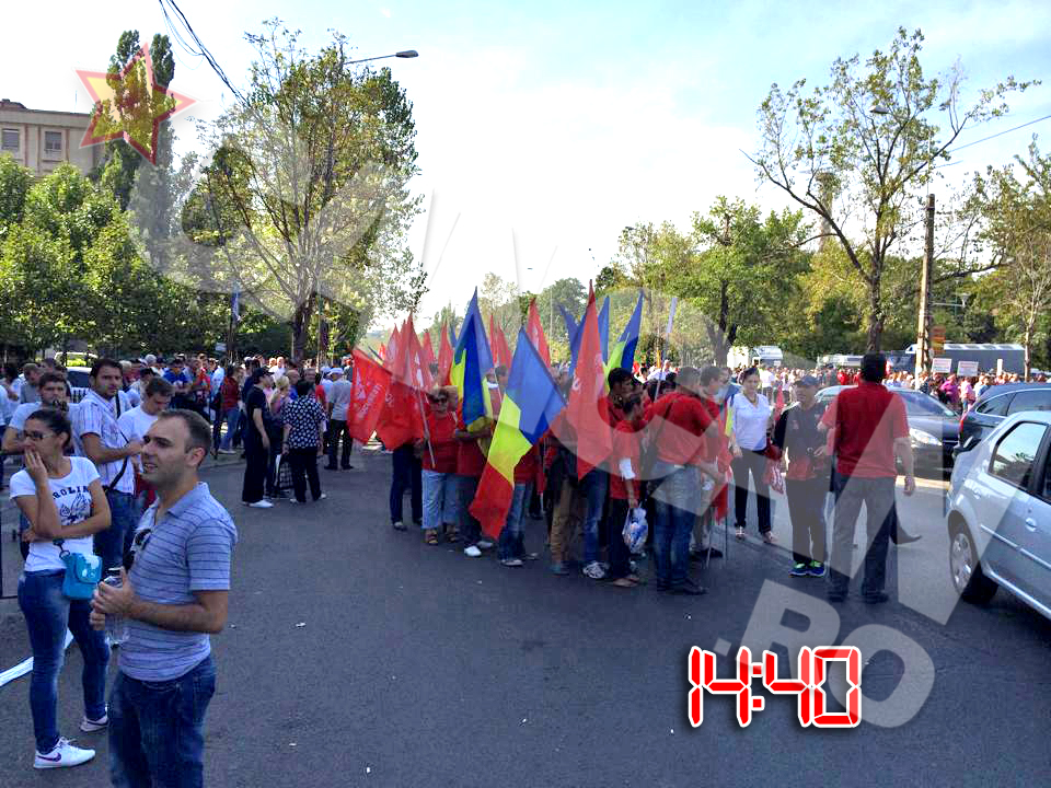 Strazile din jurul Stadionului National sunt pline de drapeluri, fluturate de tinerii care il sustin pe Victor Ponta