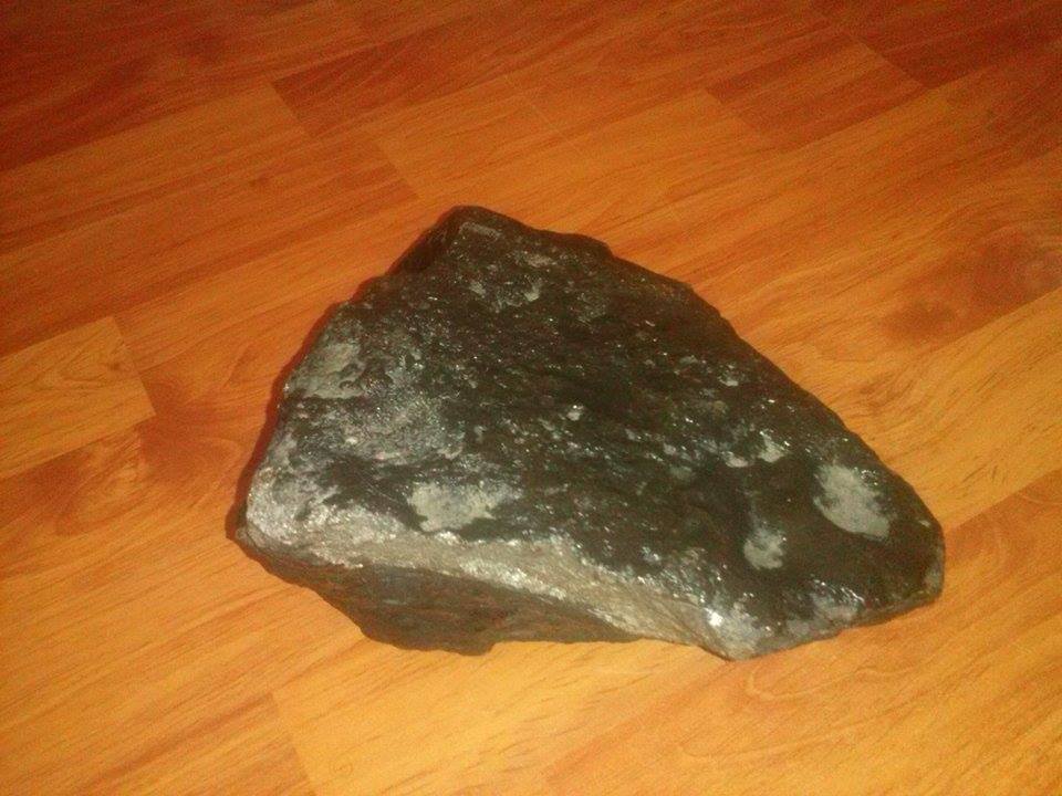 Piatră-gigant, găsită de un gălăţean în curtea casei în timp ce săpa un puţ