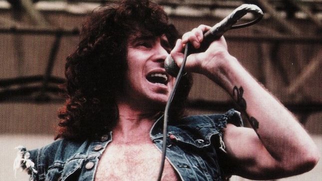 Primul solist AC/DC, Bon Scott, a avut parte de-o moarte bruscă şi misterioasă