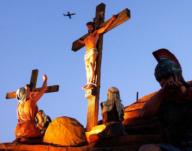 Statuia lui Iisus se ridică din oră-n oră în Holy Land.