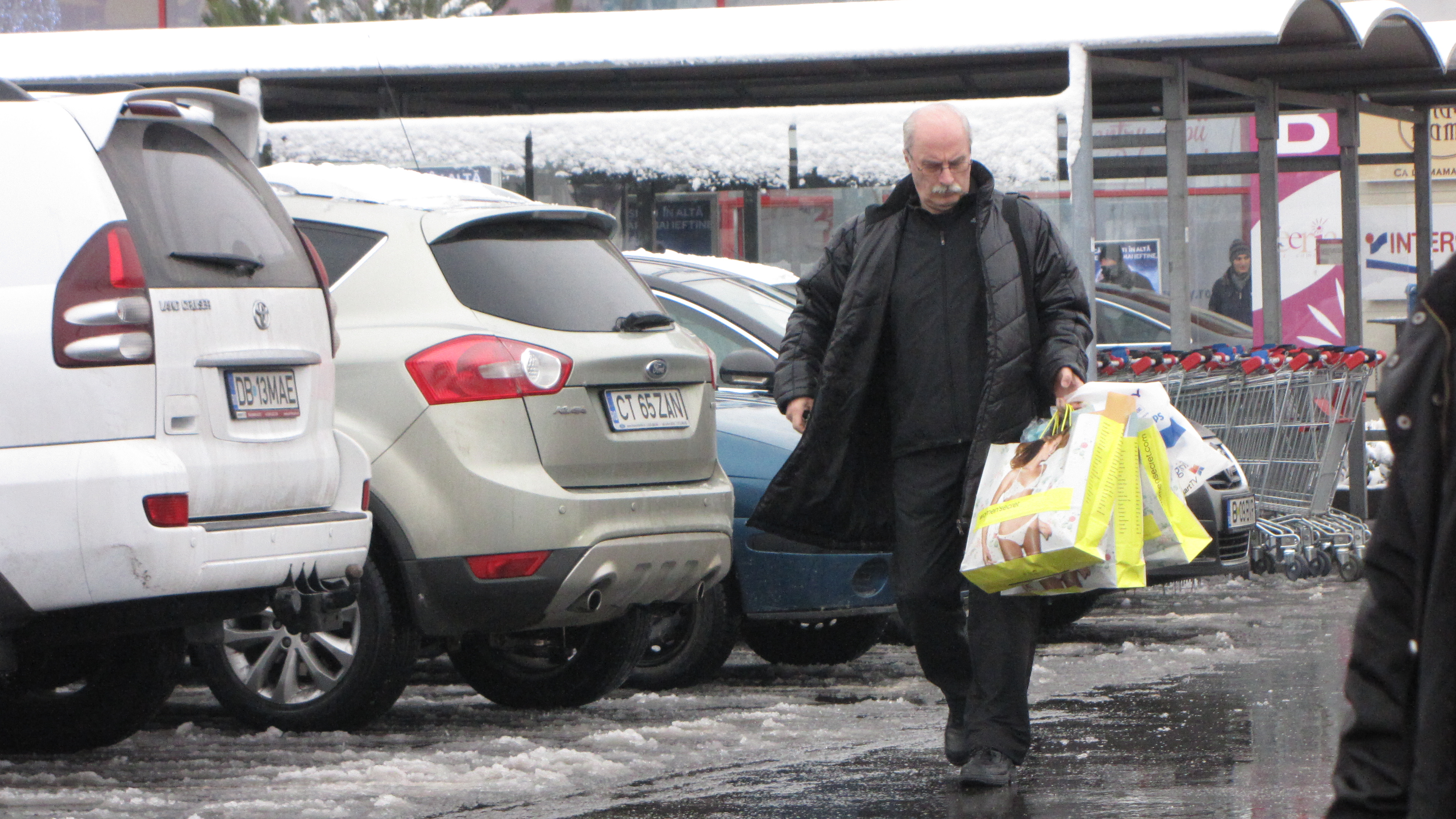 Antrenorul Octavian Belu a facut mai multe drumuri la masina pentru a duce pungile cu cadouri