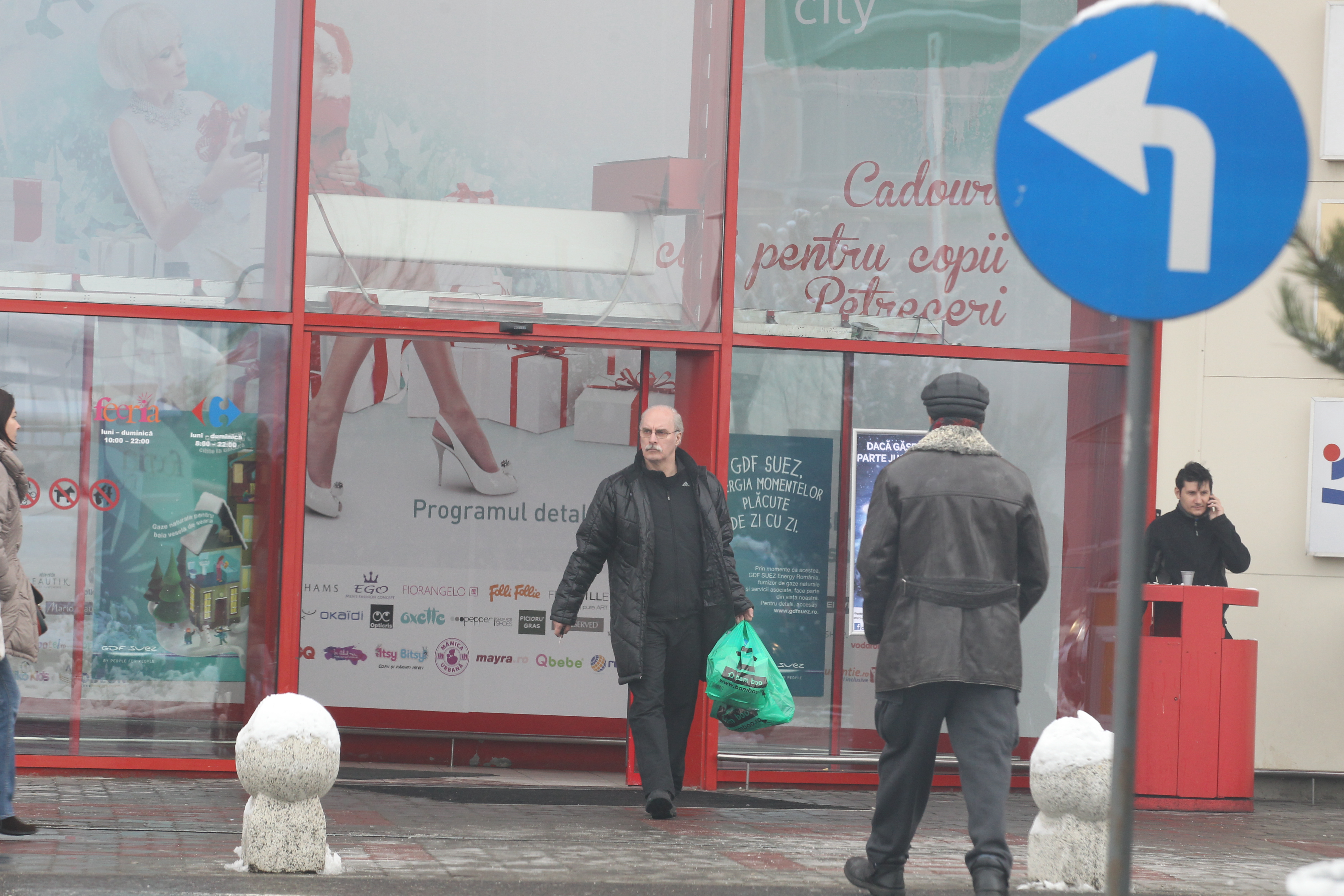 Octavian Belu a dat o raita si pe la un magazin cu decoratiuni inainte de a pleca spre masina