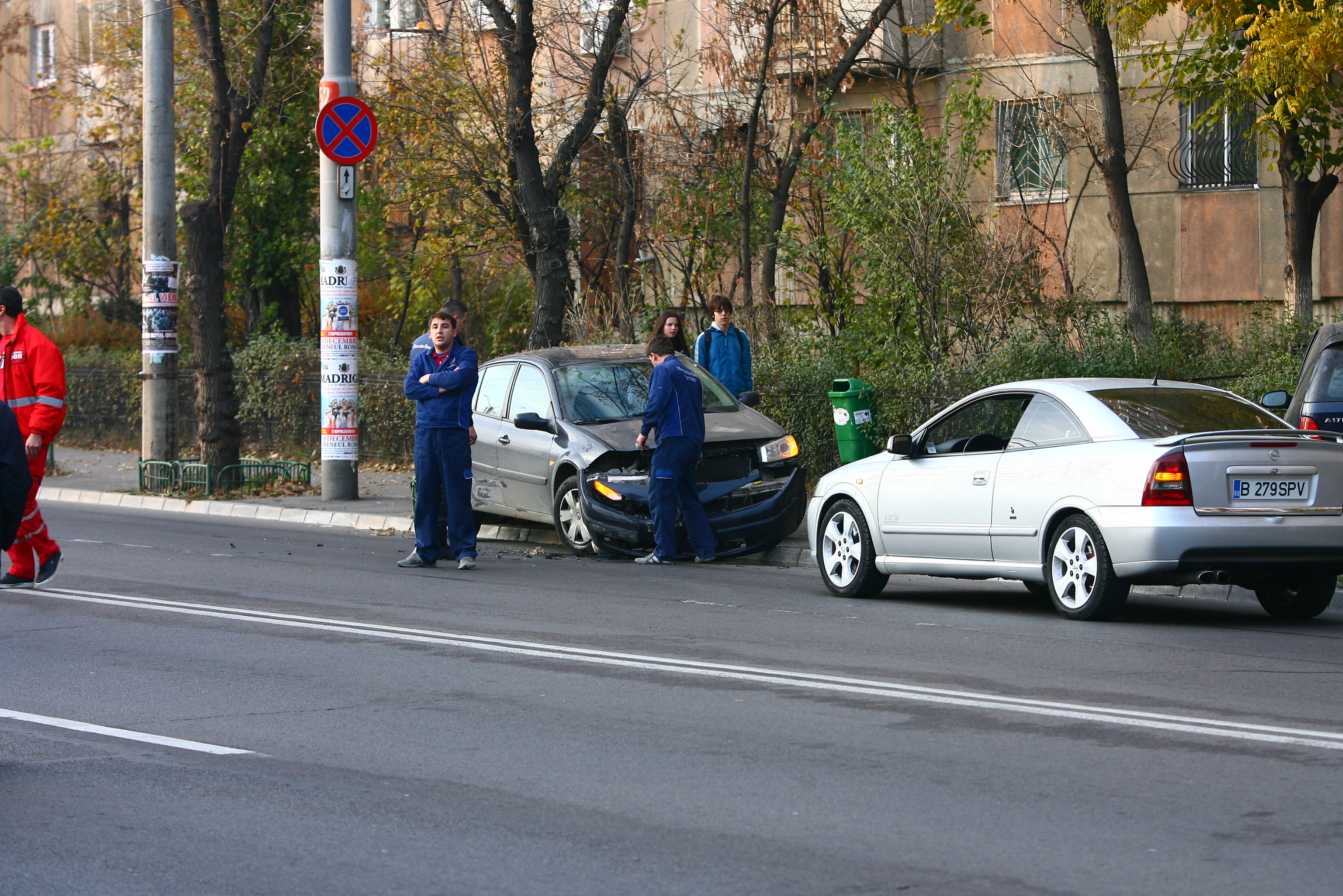 Doua masini au fost implicate intr-un accident usor in zona Tineretului