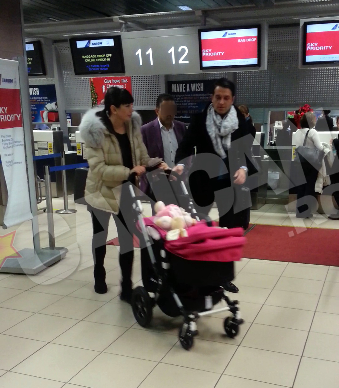 Elena si Bogdan s-au intalnit cu un prieten in aeroport