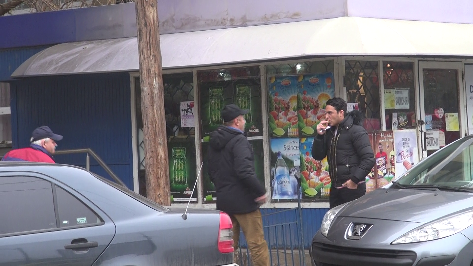 Syda a mancat cu pofta dintr-un pachet de biscuiti