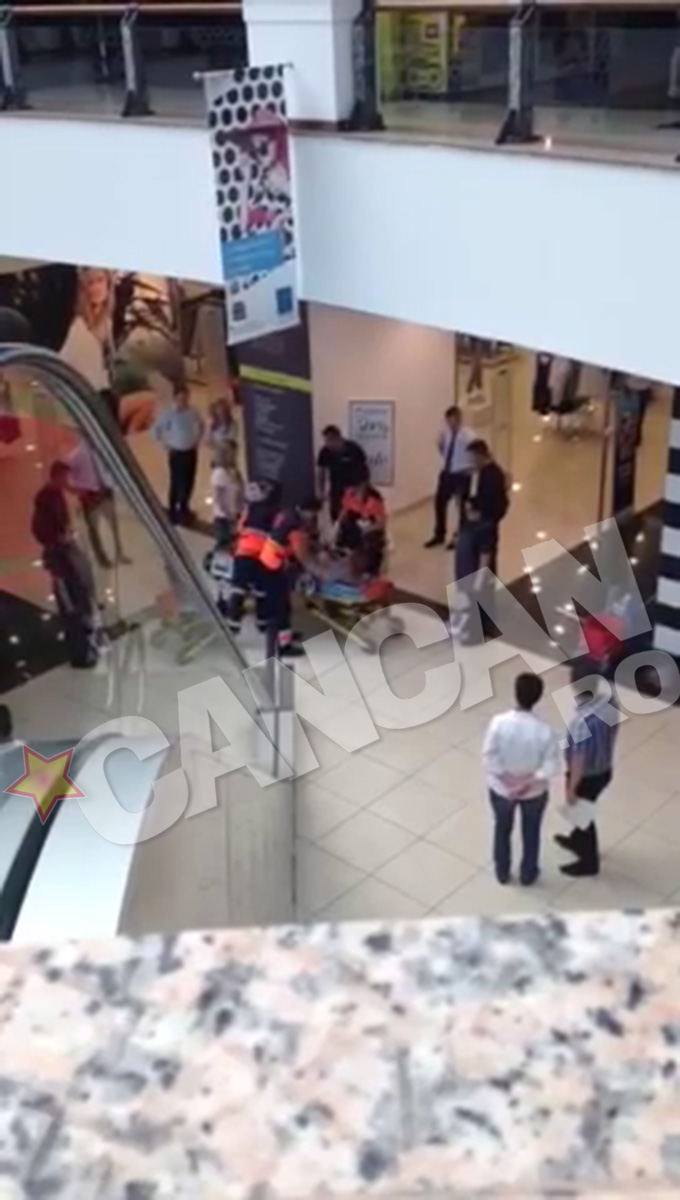 Batrana a lesinat in fata unui magazin din mall