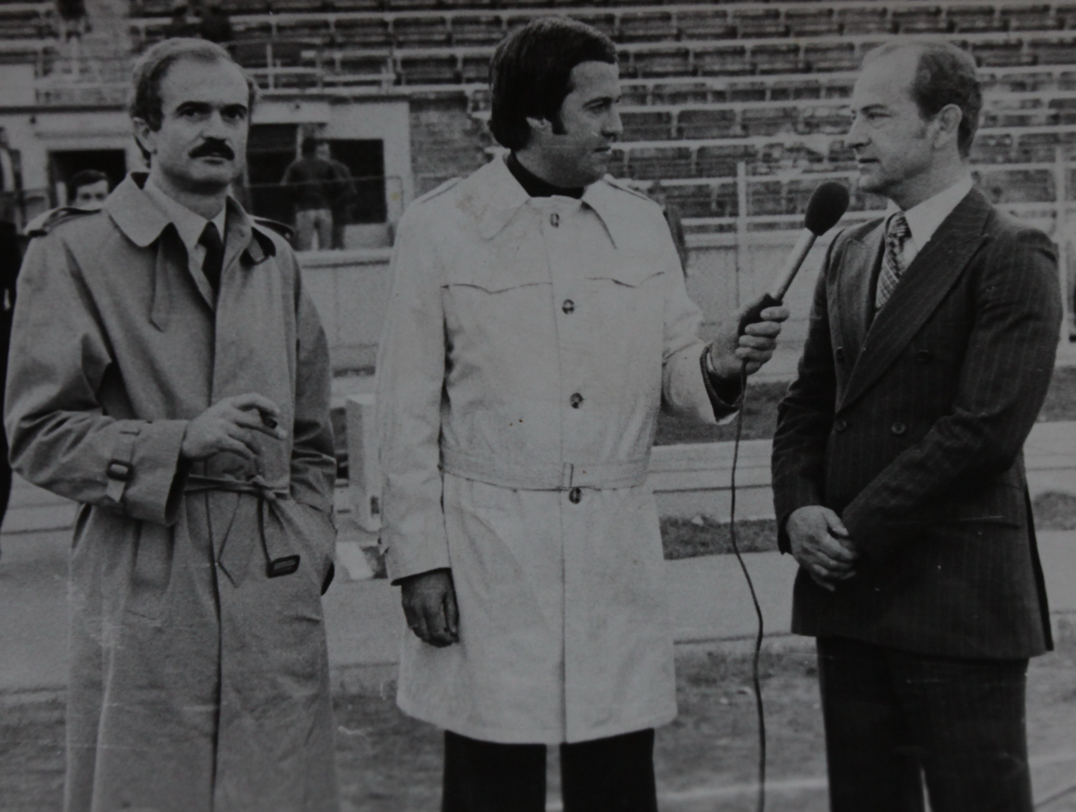 Vasile Anghel ofera un interviu dupa victoria lui Dinamo in fata lui Inter MIlano (1981). Langa el este marele Sandro Mazzola