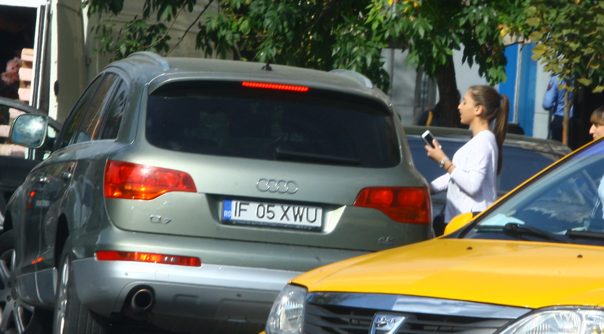 Fata a ajuns la masina si se urca linistita in automobil