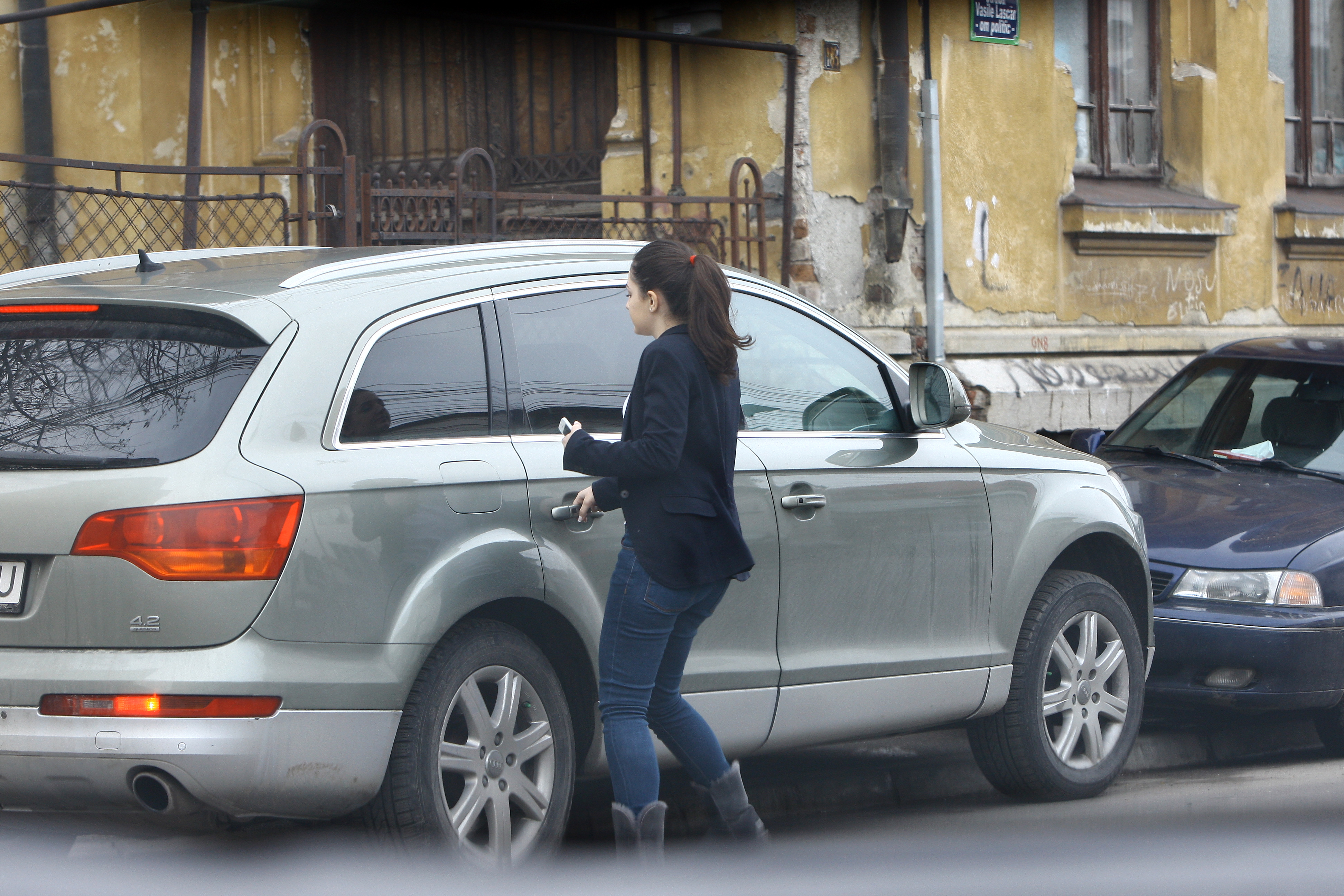 Linistita, copila se indreapta repede catre masina unde o astepta rabdatoare bunica sa