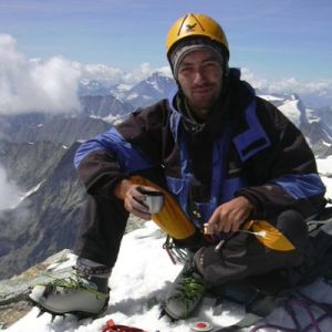 Un Alpinist Roman Incearca Pentru A Treia Oara Sa Escaladeze Cel Mai