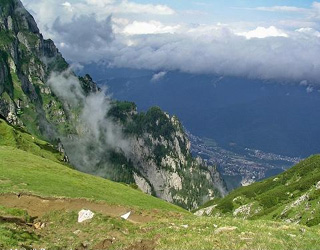 Un Alpinist A Murit Dupa Ce A Cazut Cativa Zeci De Metri Intr O