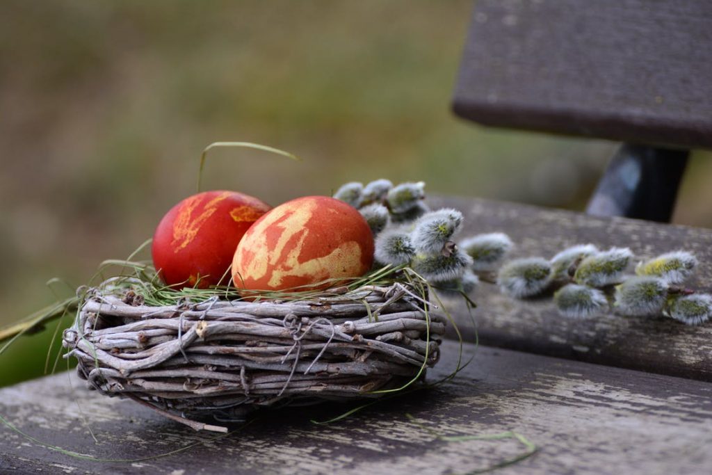 Tradiții pentru prima zi de Paște. Ciocnitul ouălor, hainele noi