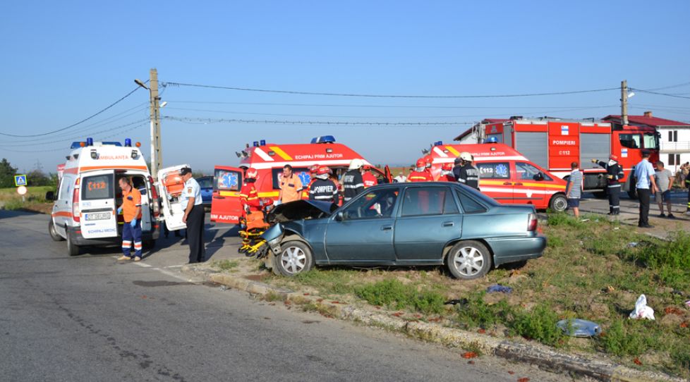 Accident grav în Olt Un microbuz și un autoturism s au lovit frontal